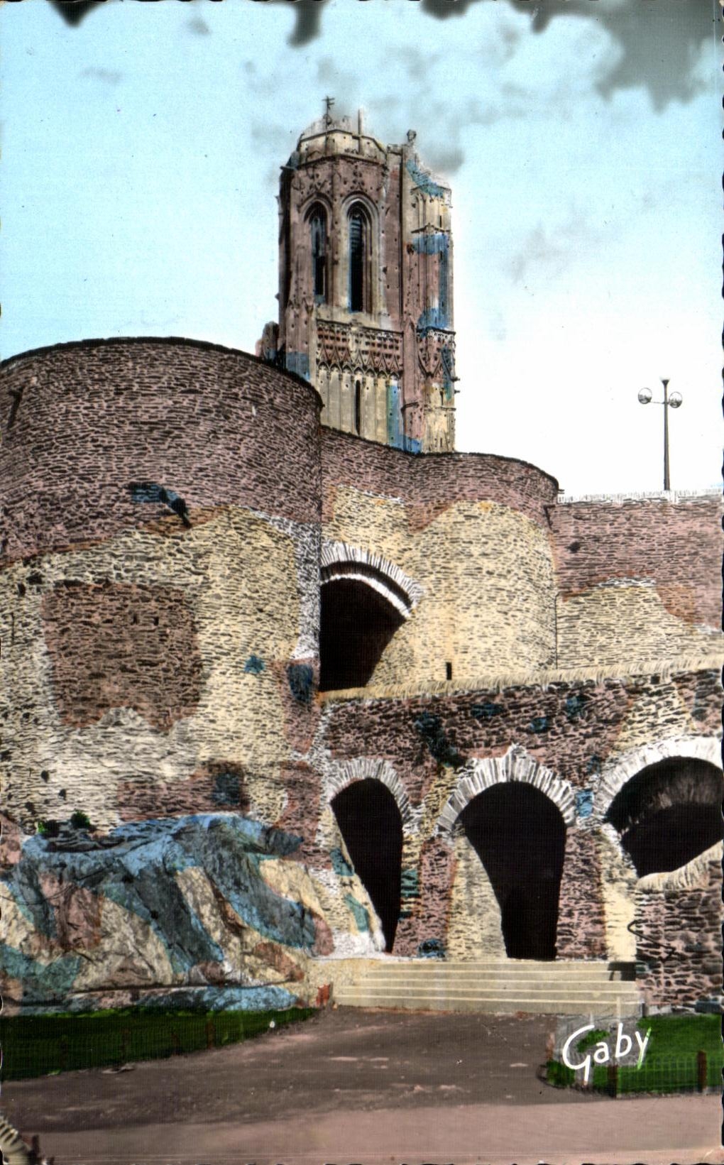 CPA Saint Lo Manche Eglise Norte Dame et les Remparts
