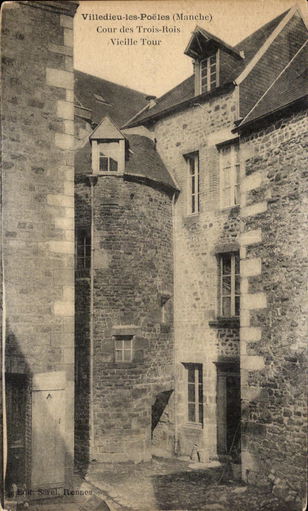 Villedieu-les-Poêles (Manche) — Cour des Trois-Rois et Vieille Tour — Edit. Sorel, Rennes