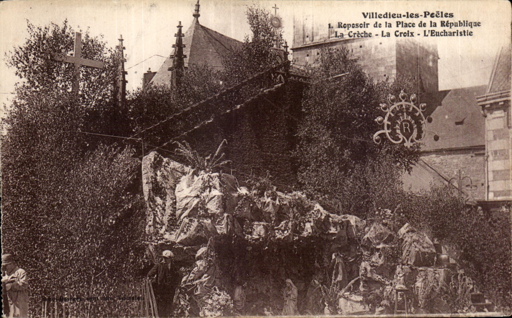 Villedieu-les-Poêles — Reposoir de la Place de la République — La Crèche - La Croix - L'Eucharistie