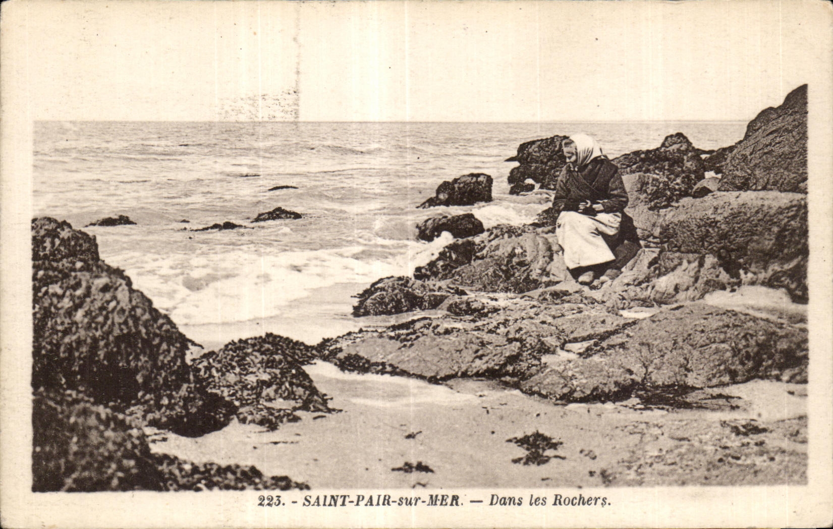 CPA Saint Pair Sur Mer Dans les Rochers Femme 