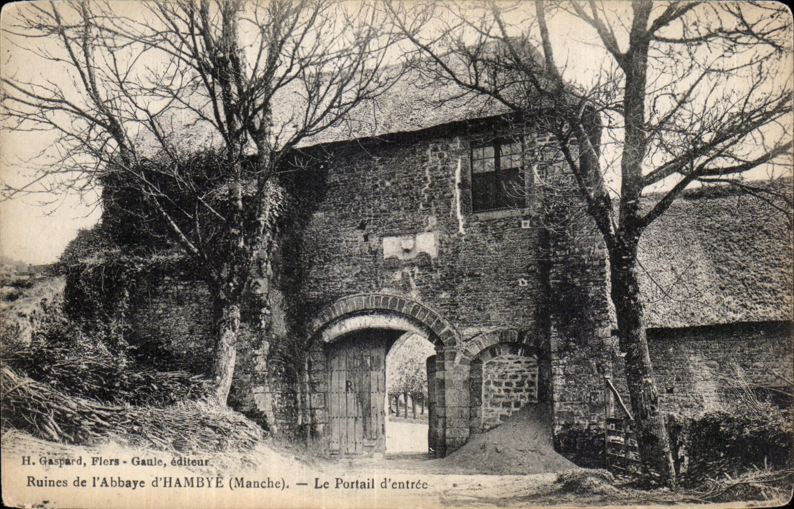 CPA Ruines de l Abbaye d Hambye Le Portail d entree