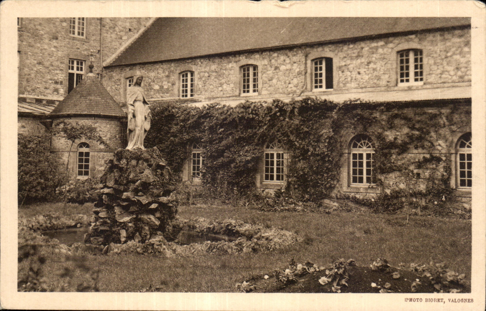 Abbaye Notre-Dame de Grâce — Trappe de Bricquebec — Cour intérieure — Photo Bioret, Valognes