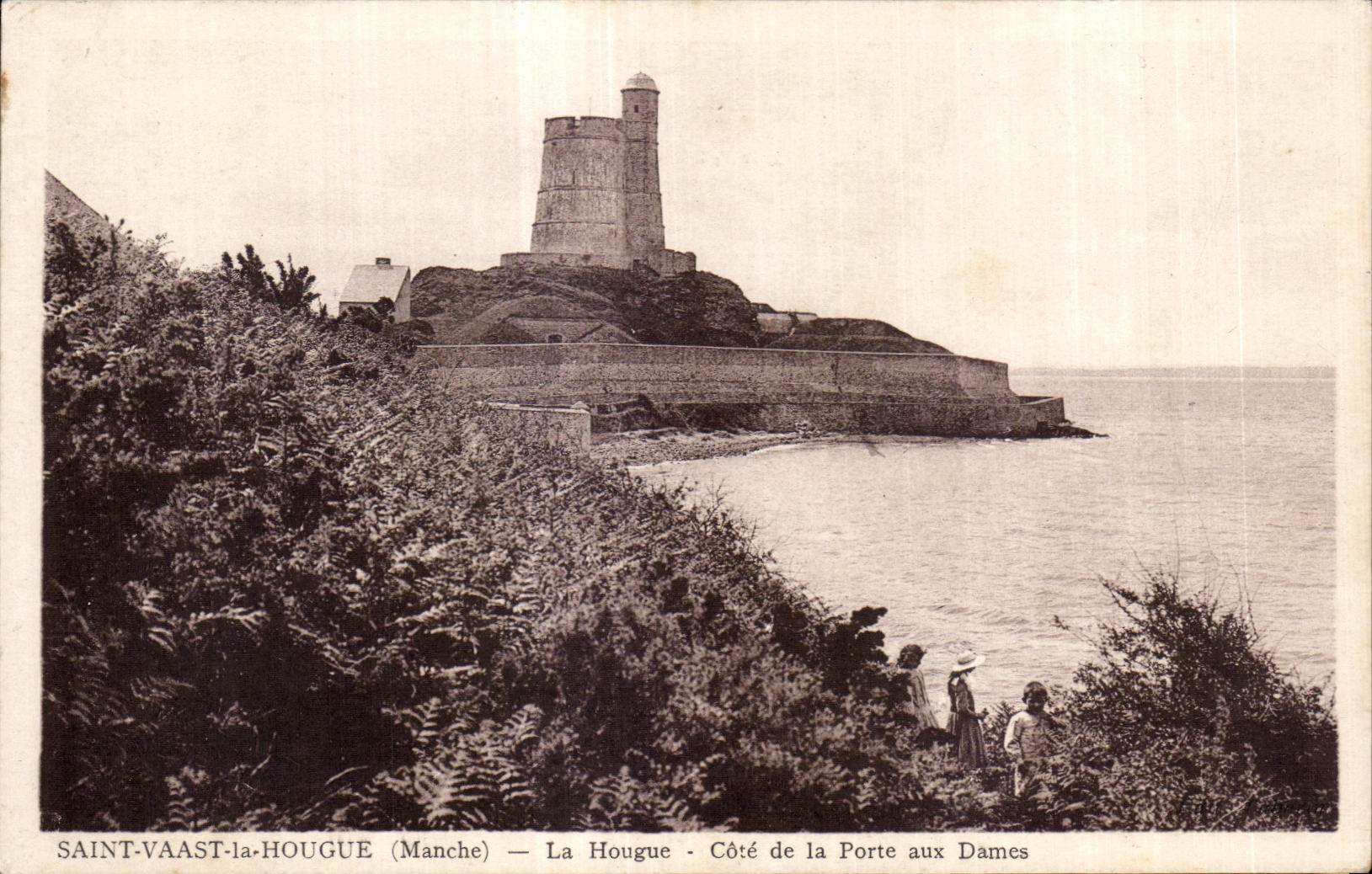 SAINT-VAAST-la-HOUGUE (Manche) — La Hougue — Côté de la Porte aux Dames
