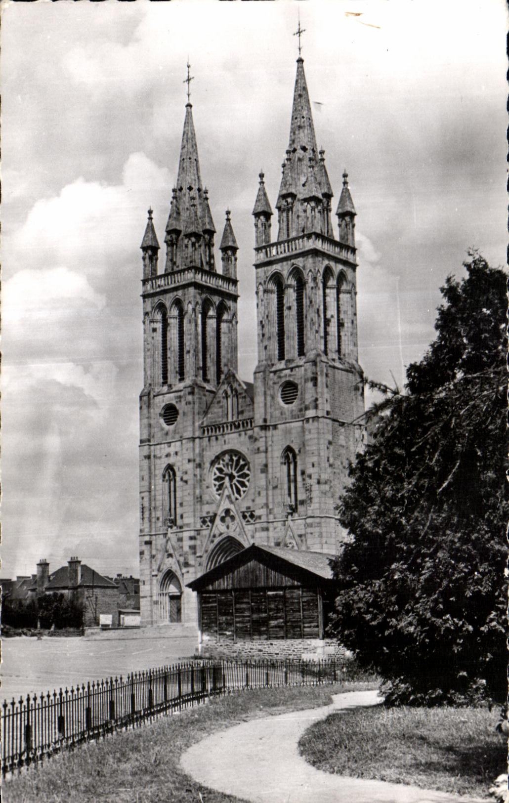 St-Hilaire-du-Harcouët — L'Église — Éditions du Moulin Sartrouville