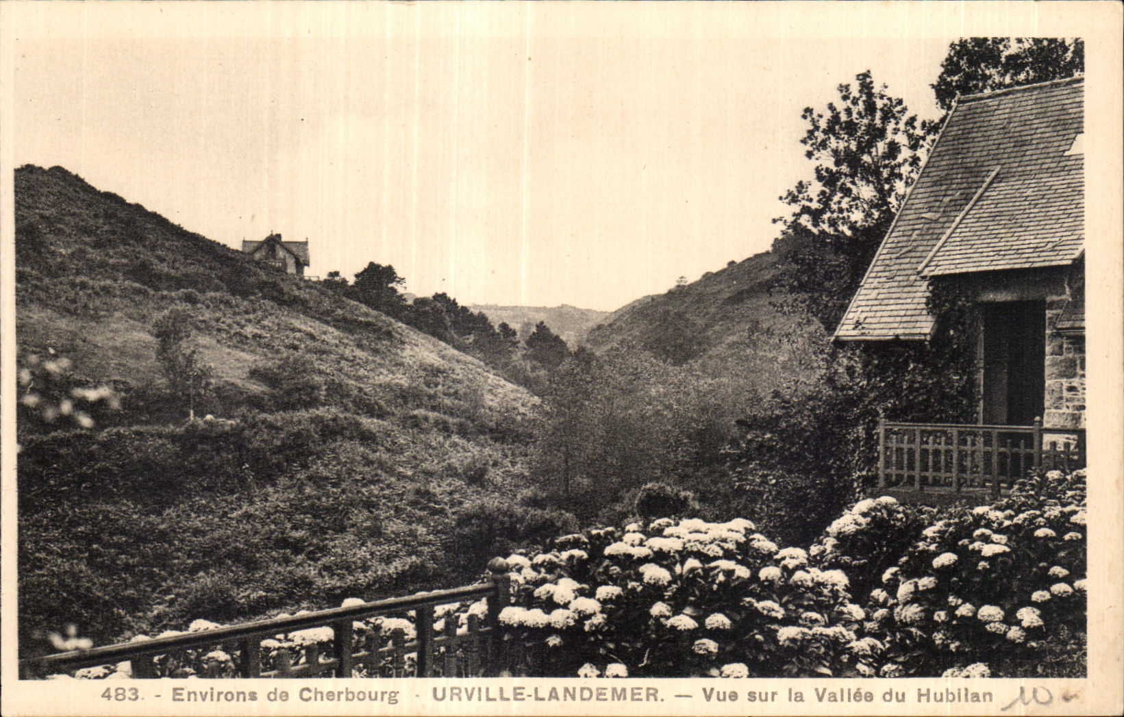 CPA Environs de Cherbourg Urville Landemer Vue sur la Vallee du Hublian