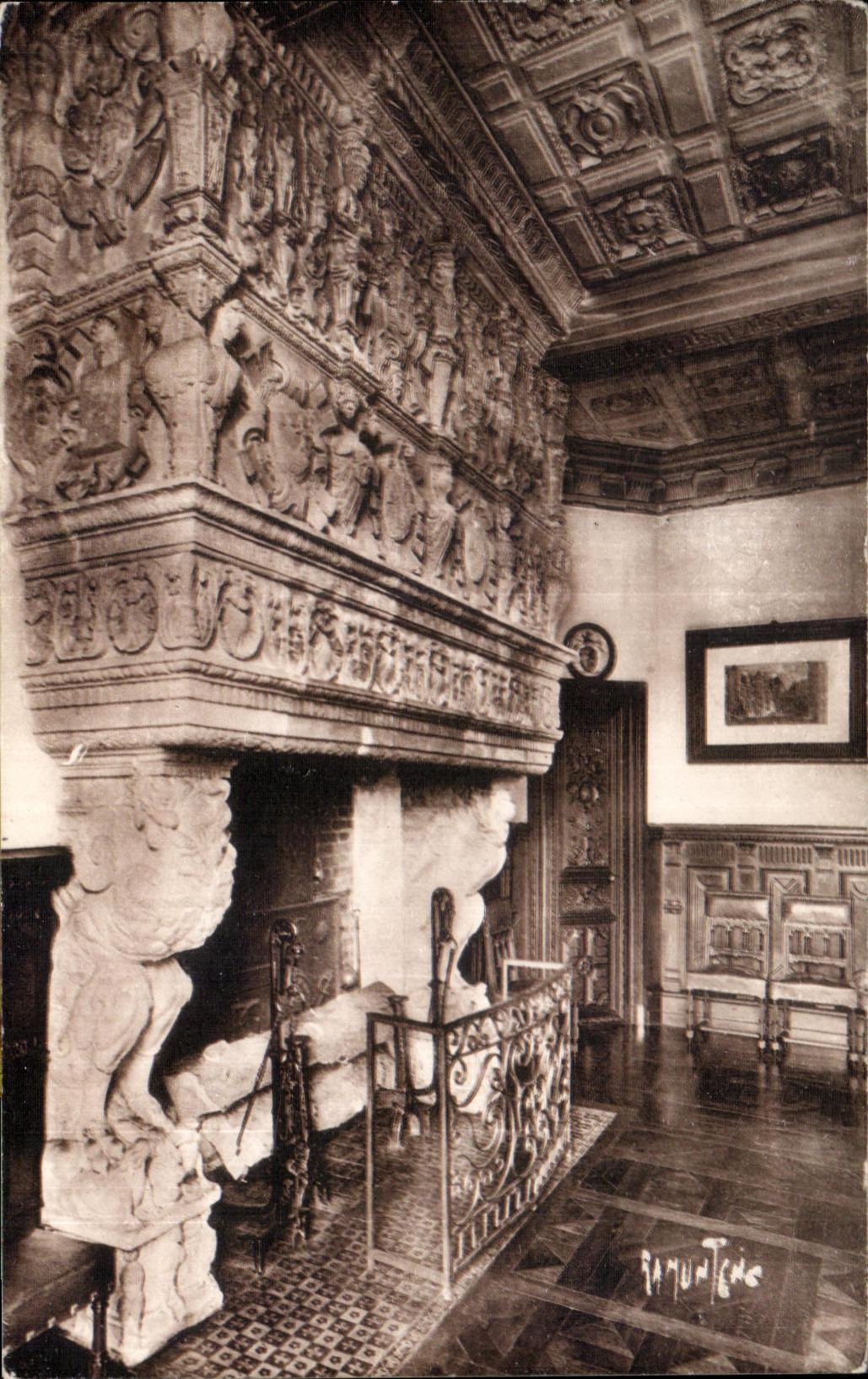 Cheminée sculptée — Salle à manger — Château de Fontenay-le-Comte, Vendée — Éditions Artistiques Raymond Bergevin