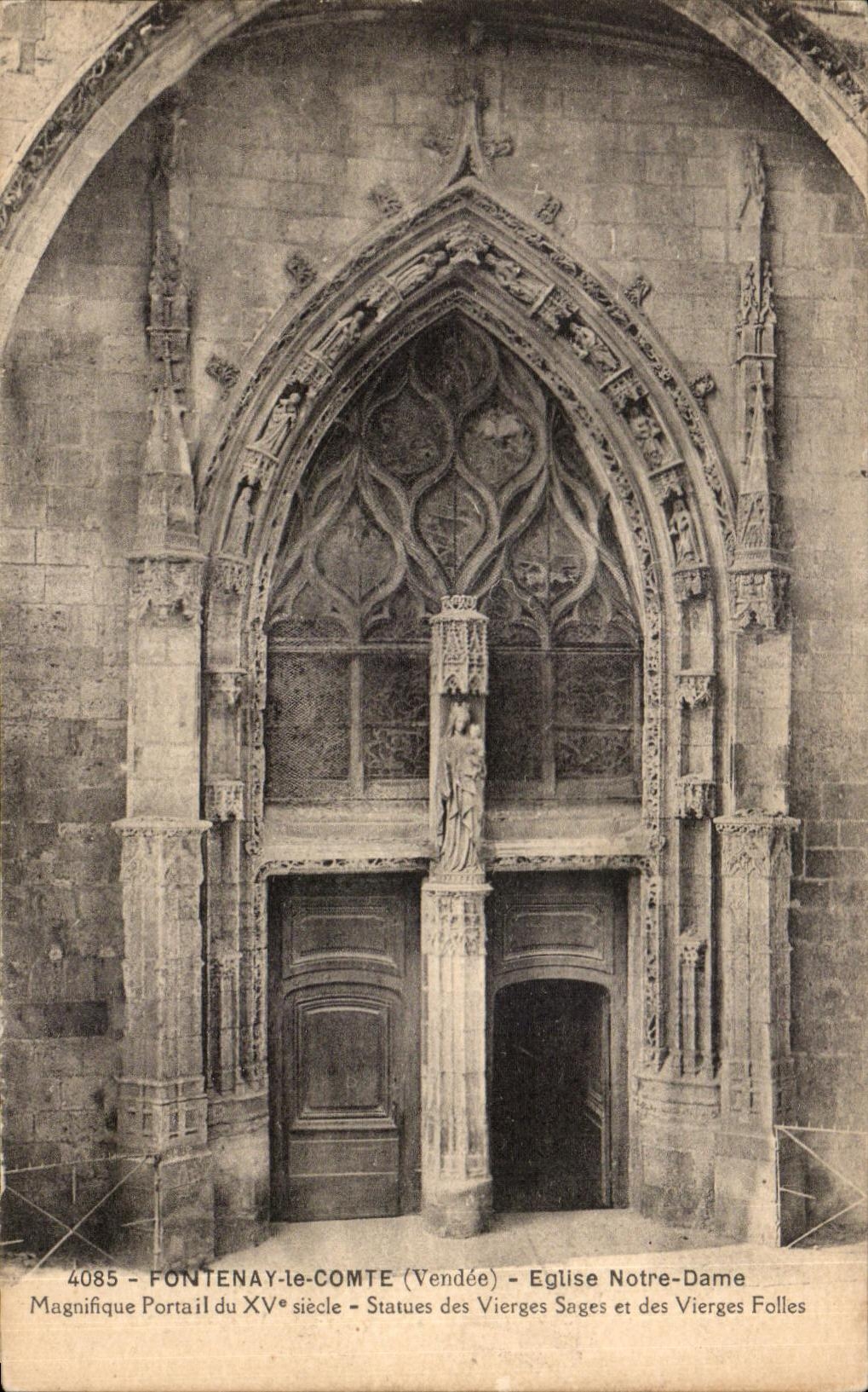CPA Fontenay La Comte (Vendic) Eglise Notre Dame Magnifique Porail du 15eme Statues des vierges sages et des vierges foll