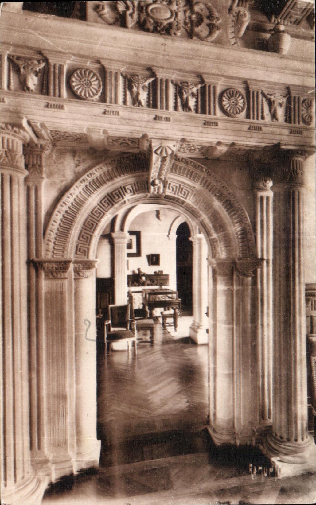 Porte de la salle à manger — Château de Fontenay-le-Comte — Éditions Artistiques Raymond Bergevin