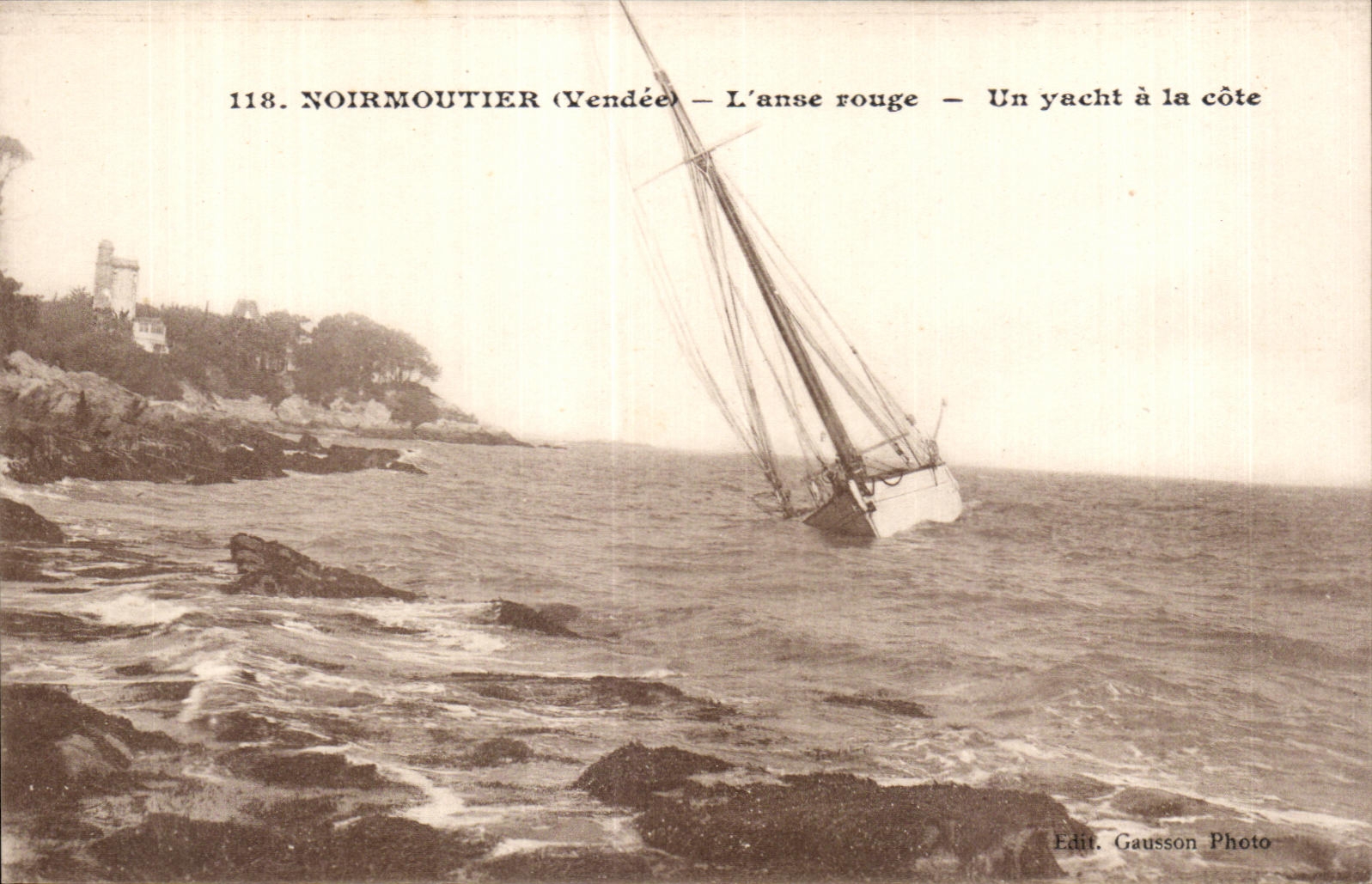 CPA Noirmoutier l Anse rouge Un yacht a la cote Bateau 