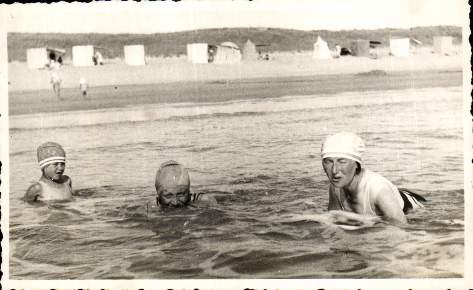 Baigneurs à la plage — plage de Wimereux — éditeur inconnu