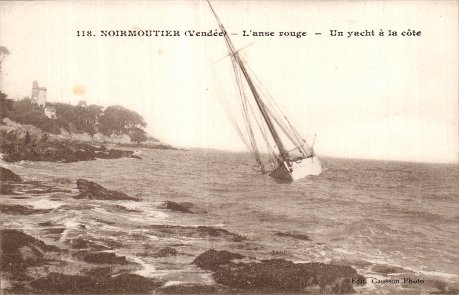 Noirmoutier (Vendée) — L'anse rouge — Un yacht à la côte — Edit. Gausson Photo