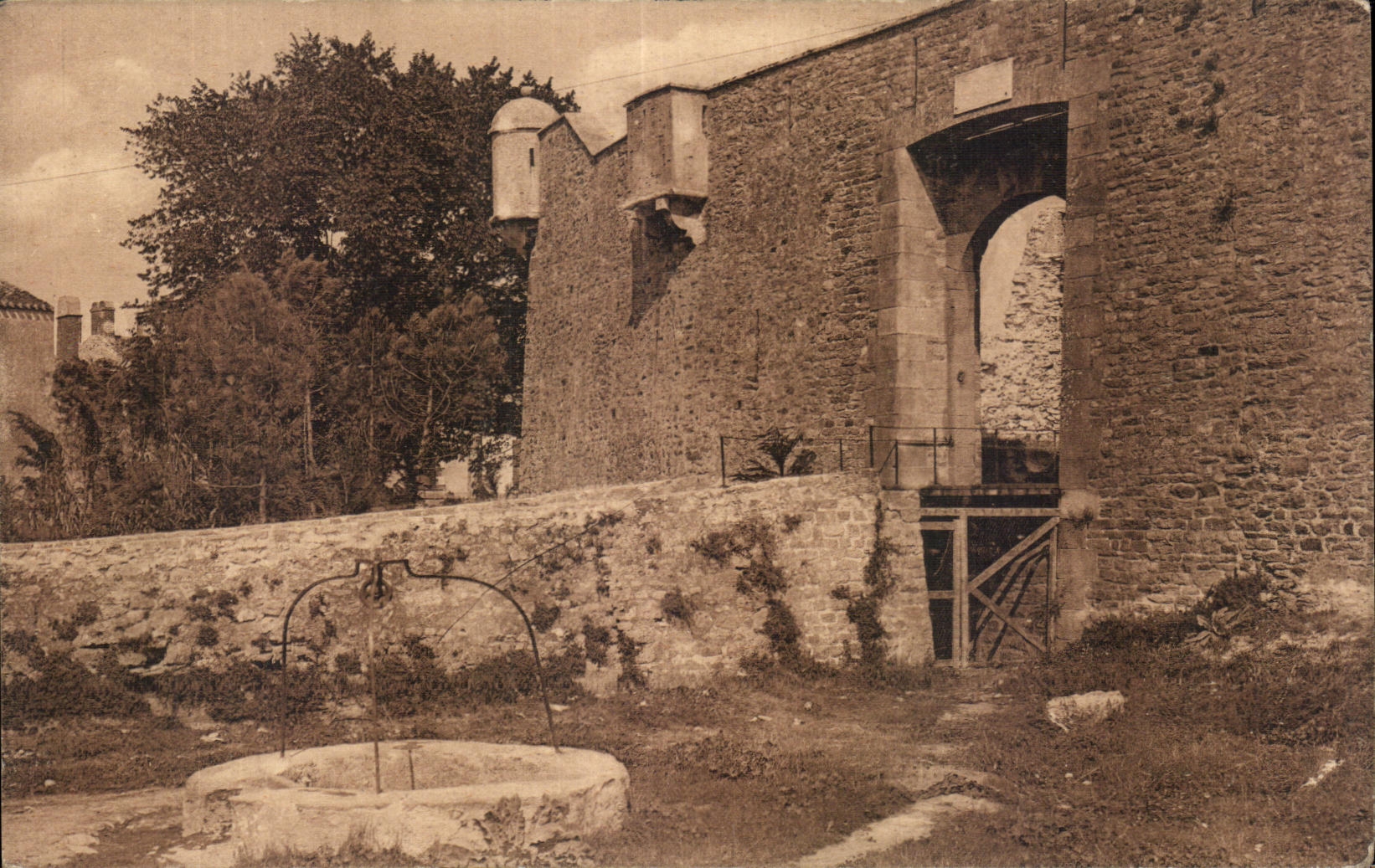 CPA Ile de Noirmoutier Entree de l Ancienne Abbaye de Her