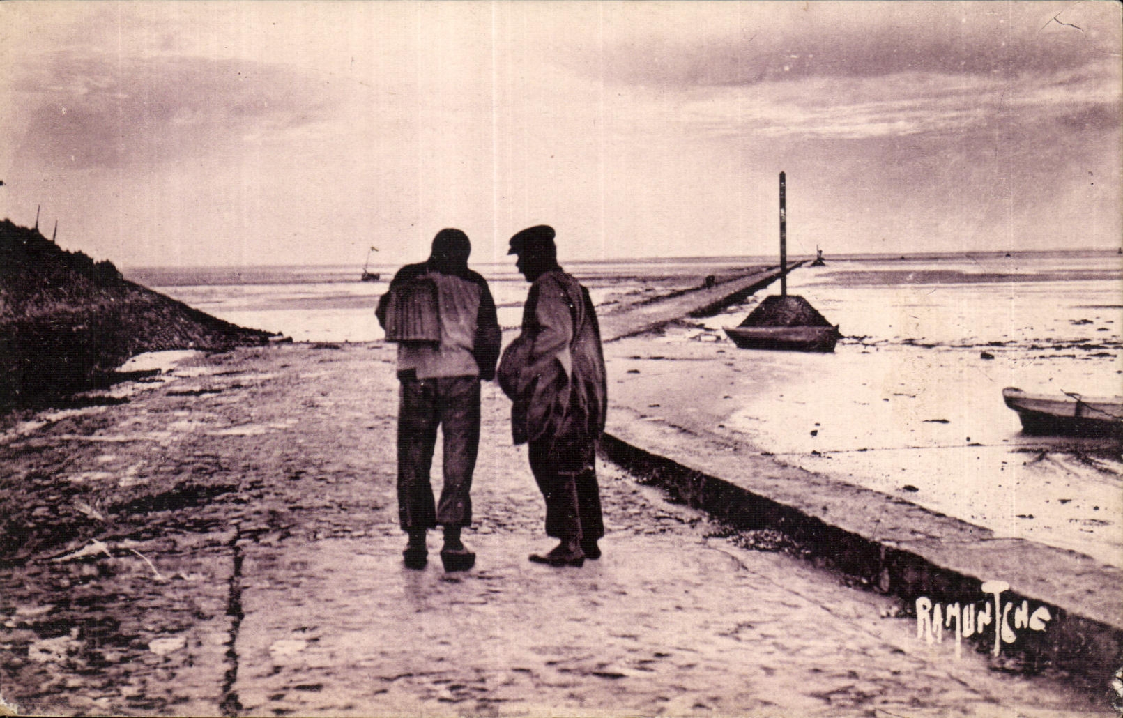 CPA Noirmoutier Ile de La Passe du Gois en direction de Beauvoir sur Mer