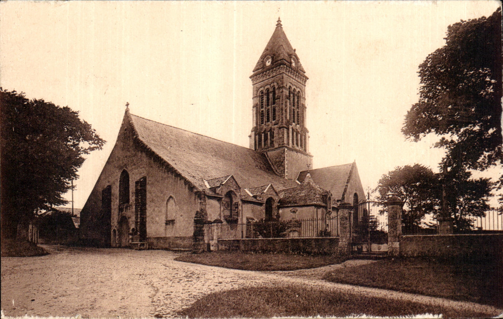 CPA Noirmoutier L Ile de Eglise Saint Philbert Primtivement romane