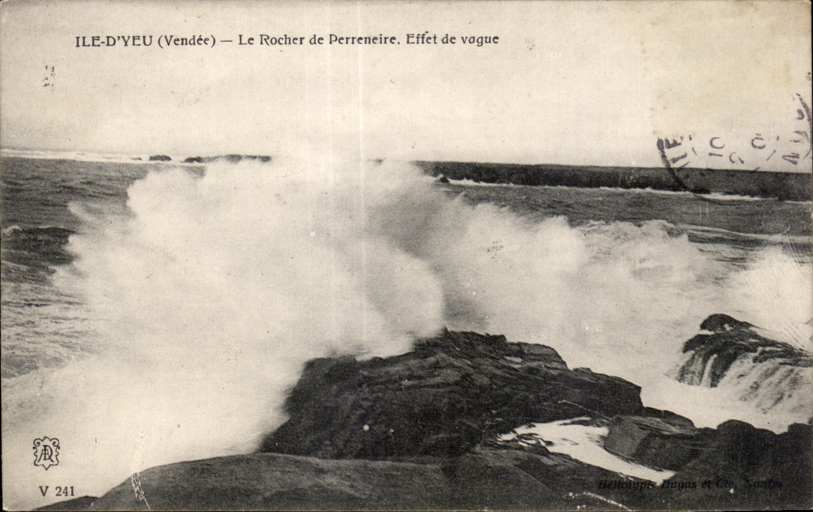 CPA Ile D Yeu Le Rocher de Perreneire Effet de Vague