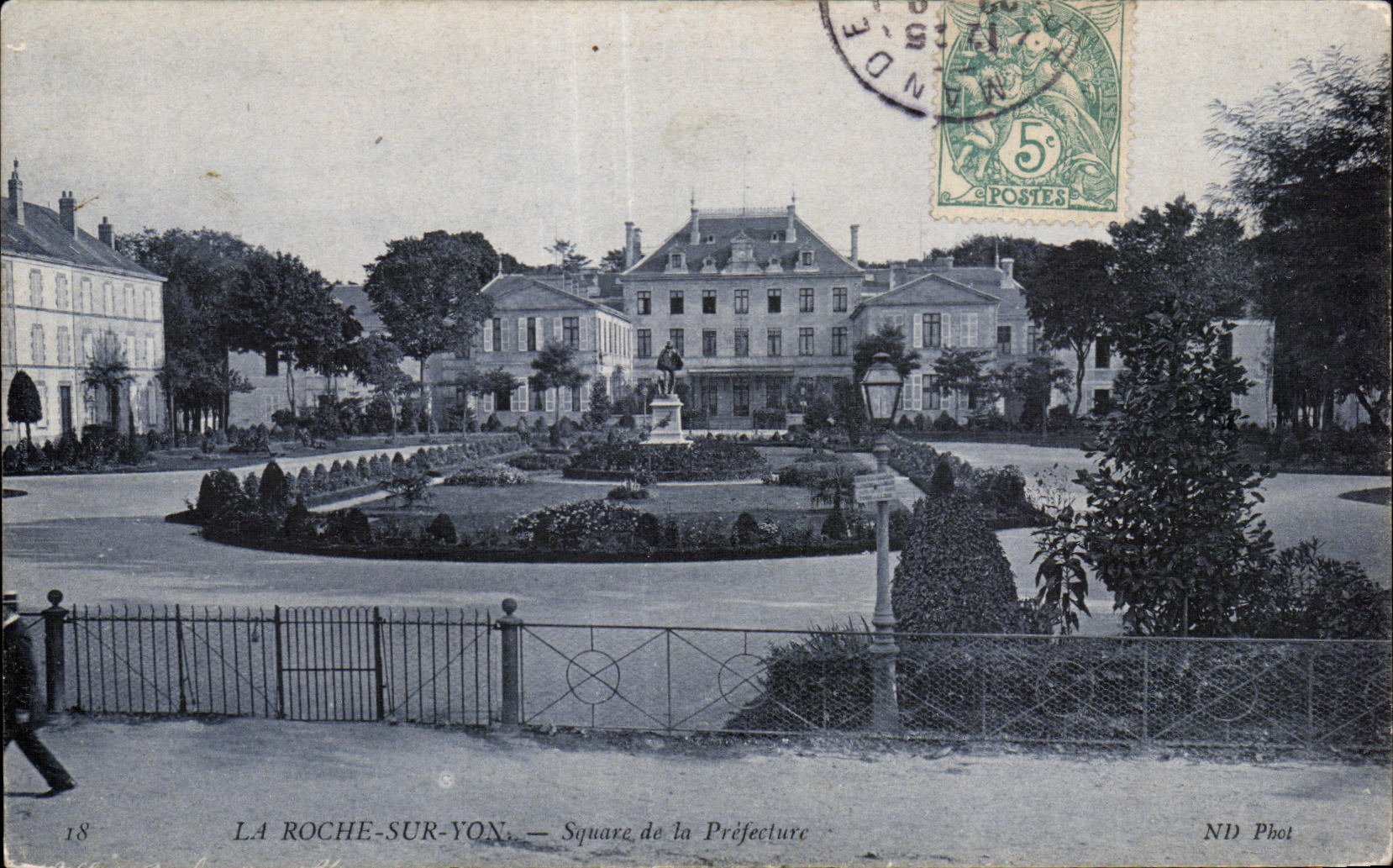 CPA La Roche Sur Yon Square de la Prefecture 