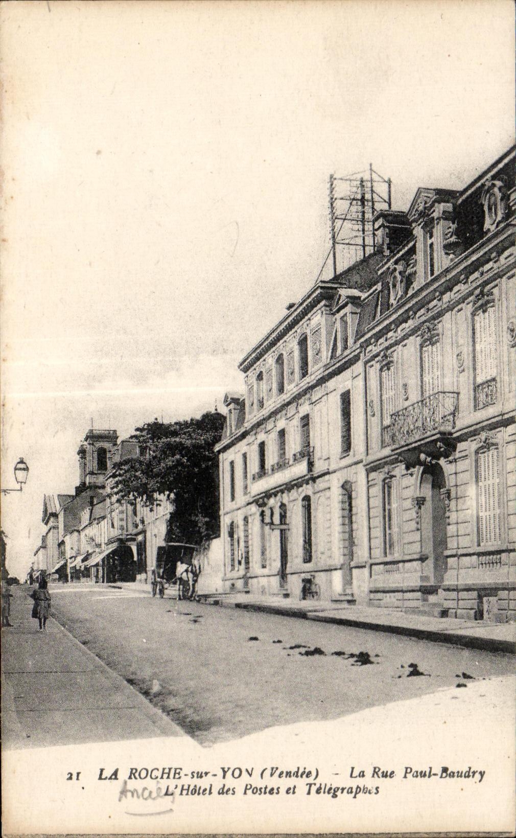 CPA La Roche sur Yon (Vendee) La Rue Paul Baudry L Hotel des Postes et