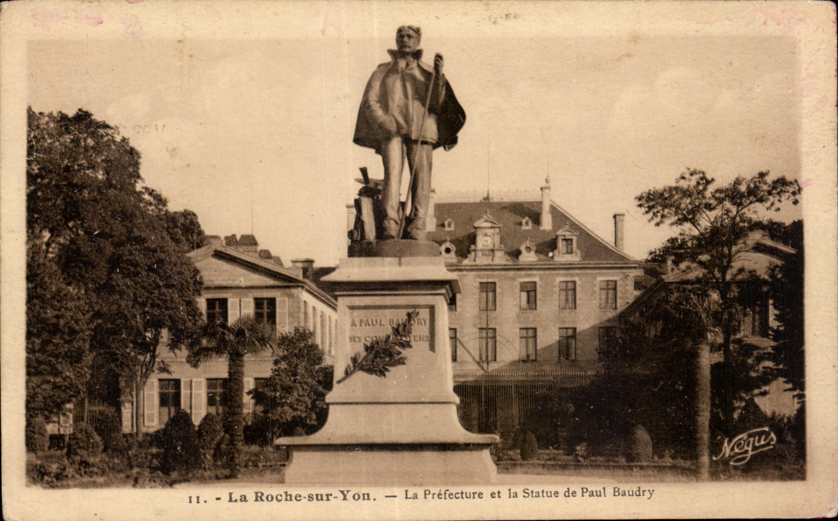 CPA La Roche sur Yon La Prefecture et la Statue de Paul Baudry