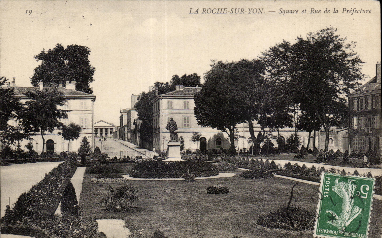 CPA La Roche Sur Yon Square et Rue de la Prefecture