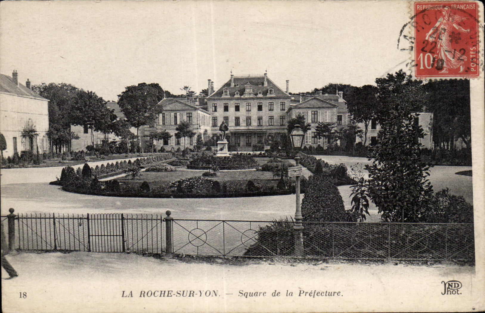 CPA La Roche Sur Yon Square de la Prefecture