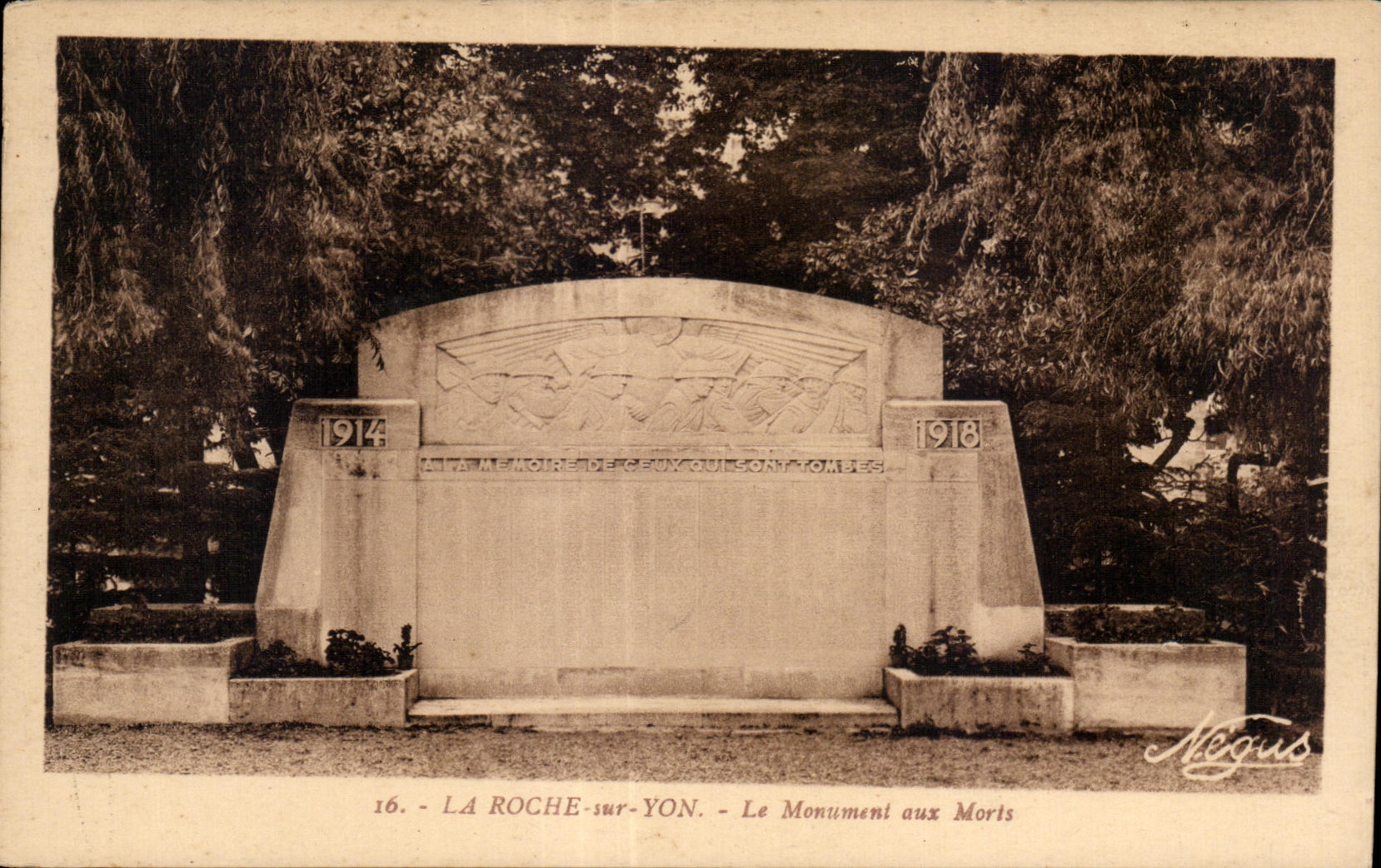 LA ROCHE-sur-YON — Le Monument aux Morts — éditeur Négus, n° 16