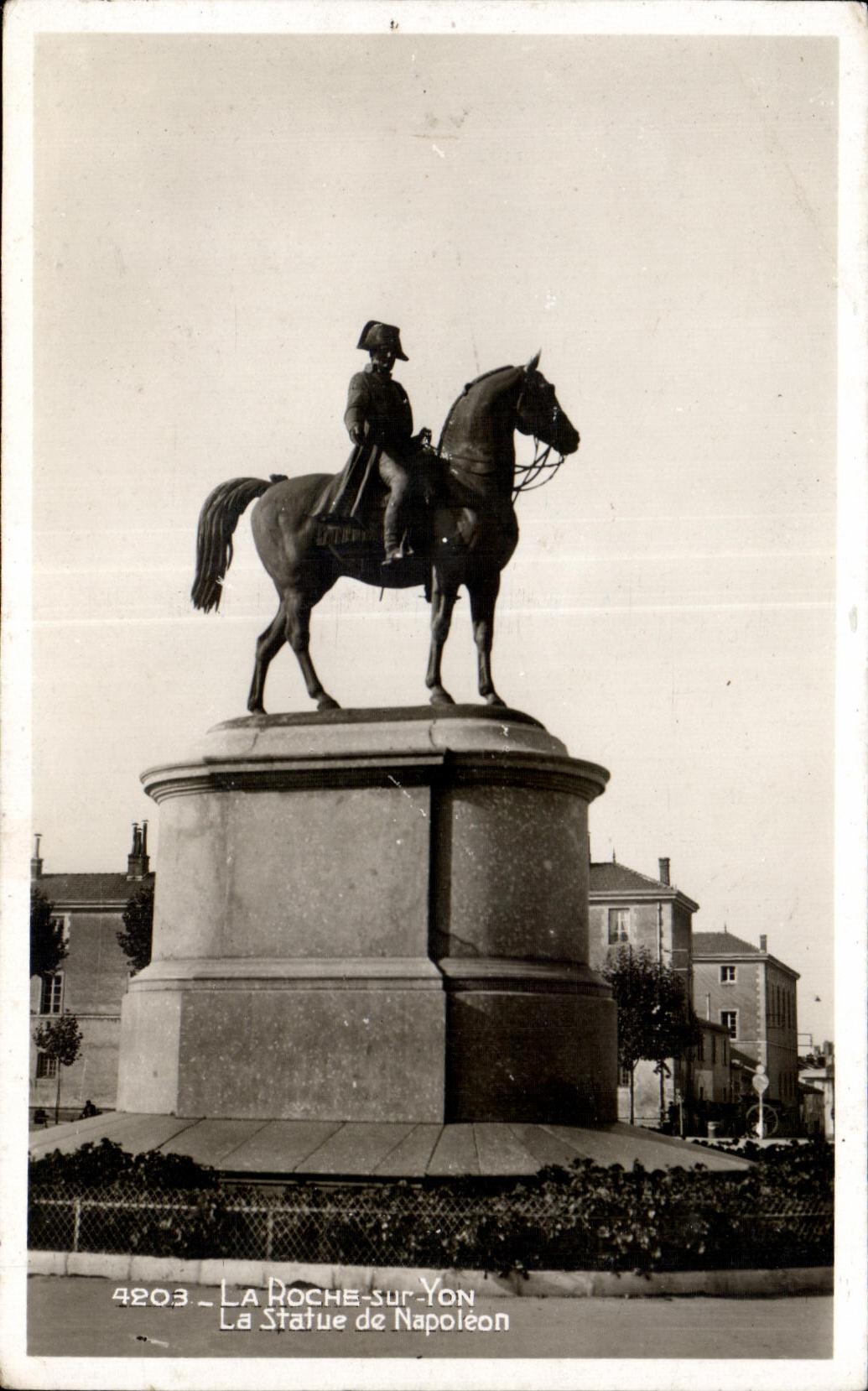 La Roche-sur-Yon — Statue de Napoléon — Édition La Cigogote, Nantes