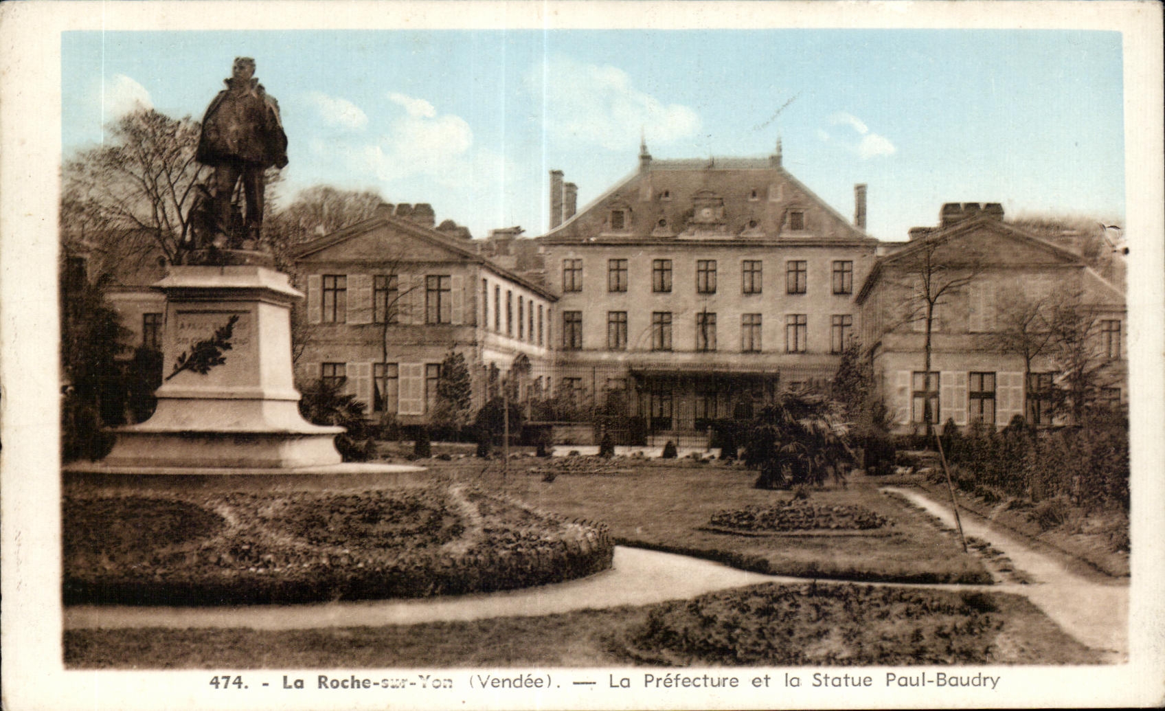 CPA La Roche sur Yon (Vendee) La Prefecture et la Statue Paul Baudry