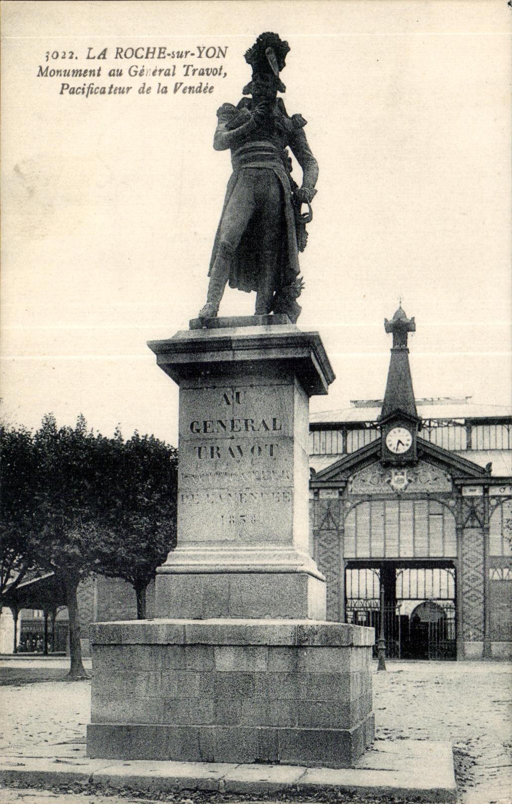 CPA La Roche sur Yon Monument au Gereral Travol Pacificateur de la Vendee