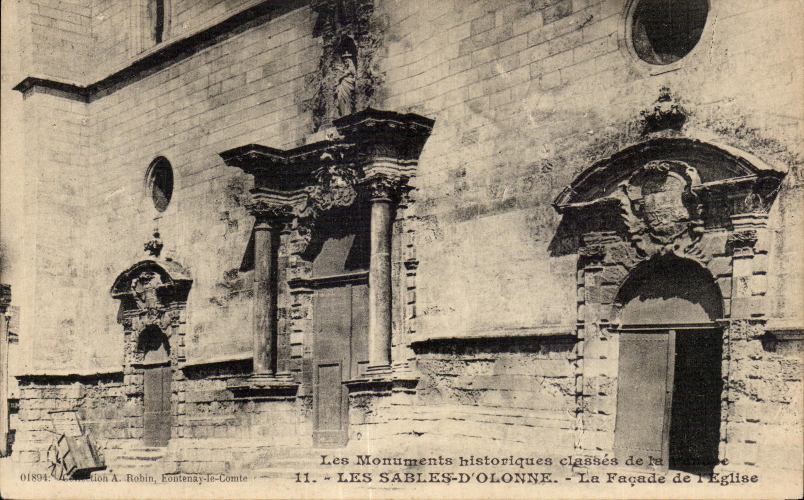 CPA Les Sables D olonne Les monument historiques classes de la la facade de l Eglise