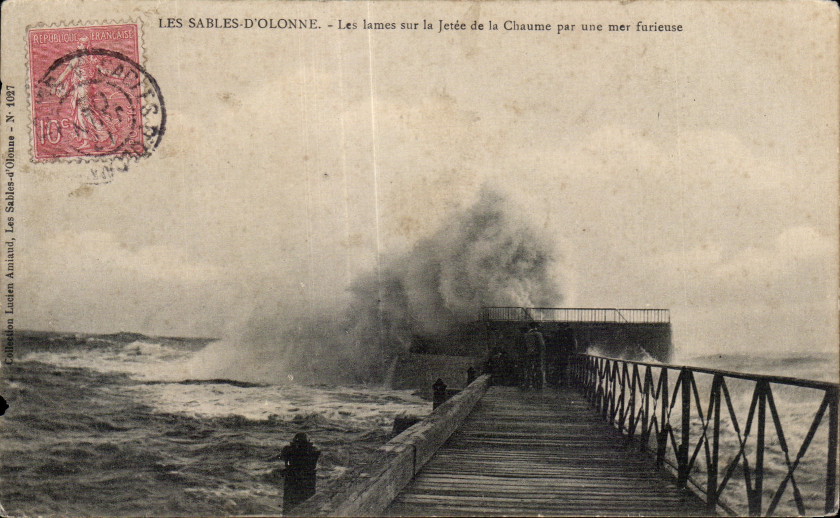 Les Sables-d'Olonne - Les lames sur la Jetée de la Chaume par une mer furieuse — Amaud, N° 1097
