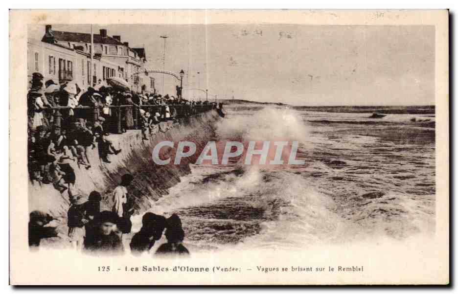 Les Sables-d'Olonne (Vendée) — Vagues se brisant sur le Remblai — J. Nozais, éditeur, n° 125