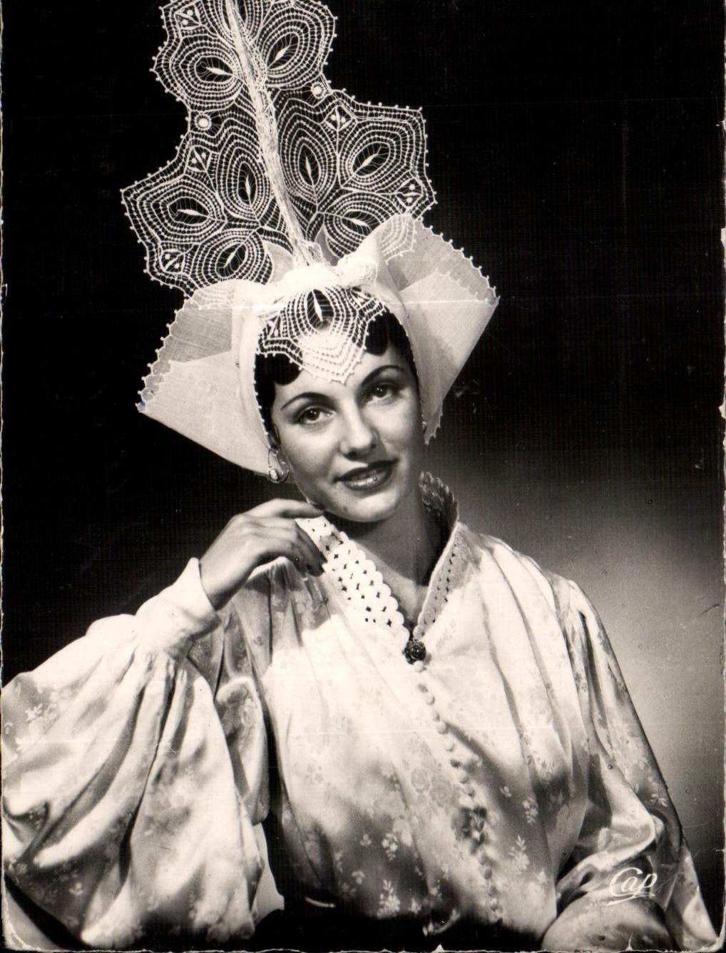 CPA Les Sables D olonne Folklore Costume
