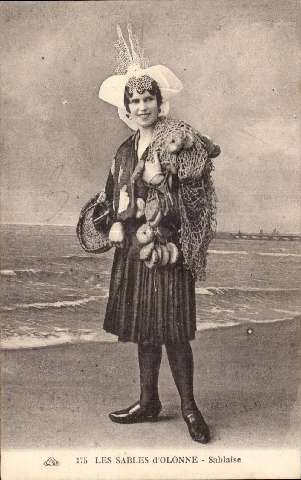 Les Sables d'Olonne - Sablaïse — femme en costume de pêcheuse, éditeur Sablaïse, n° 175