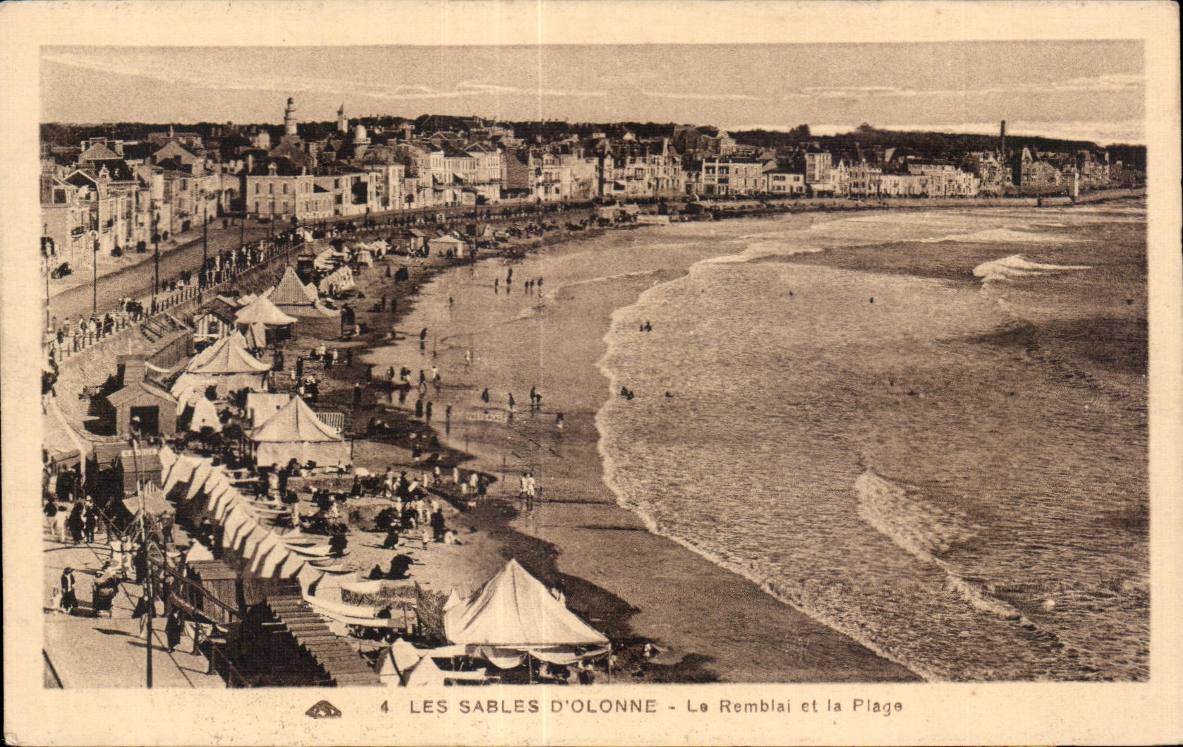 CPA Les Sables D olonne Le remblai et la plage