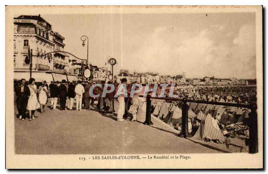 Les Sables-d'Olonne — Le Remblai et la Plage — Nézus