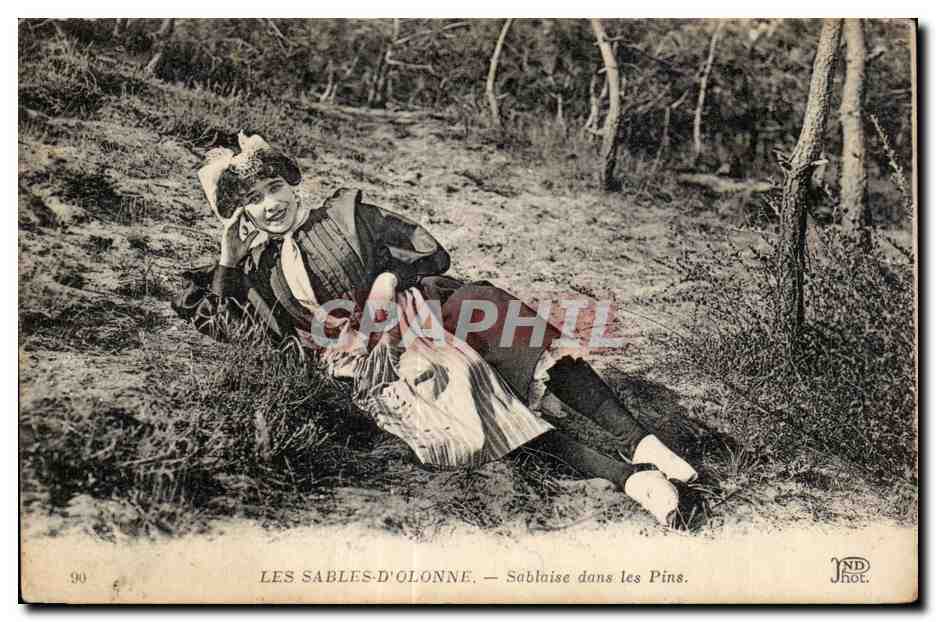 CPA Les Sables D olonne Sablaise dane les pins Folklore Costume Coiffe Femme