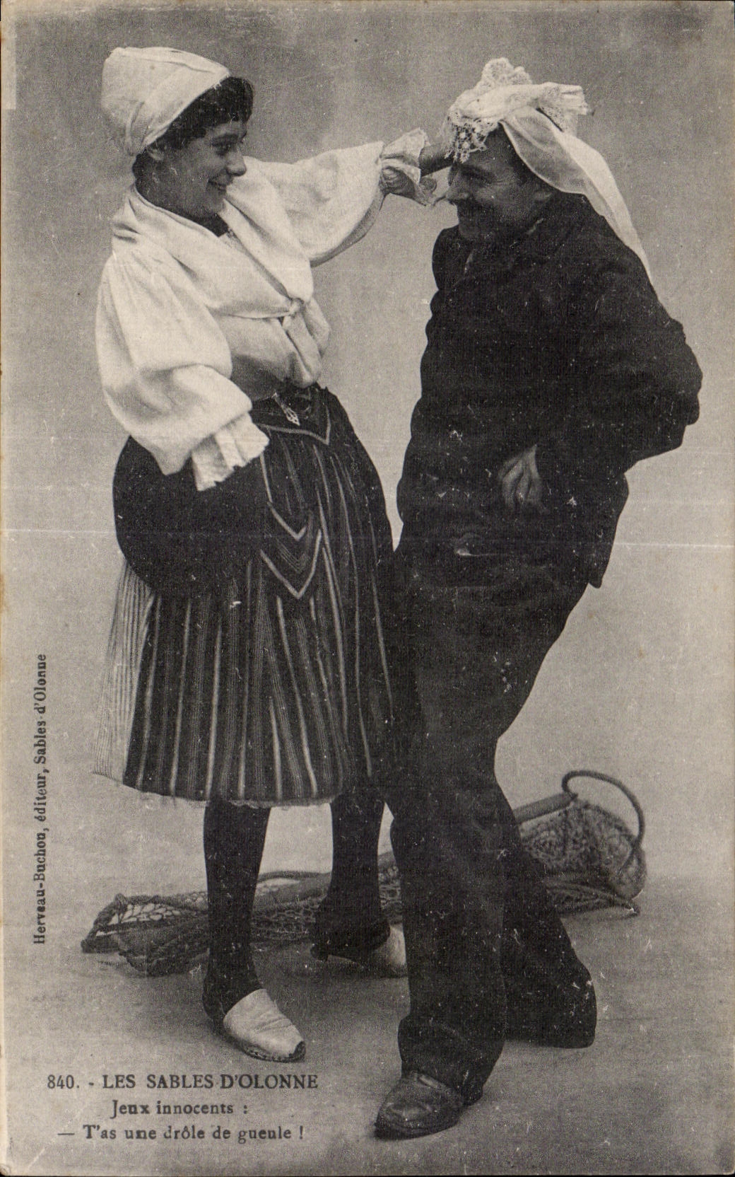 CPA Les Sables D olonne jeux innocents t as une drole de guenle Folklore Costume