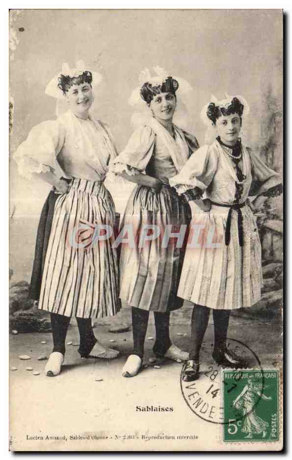 CPA Les Sables D olonne Femmes Folklore Costume