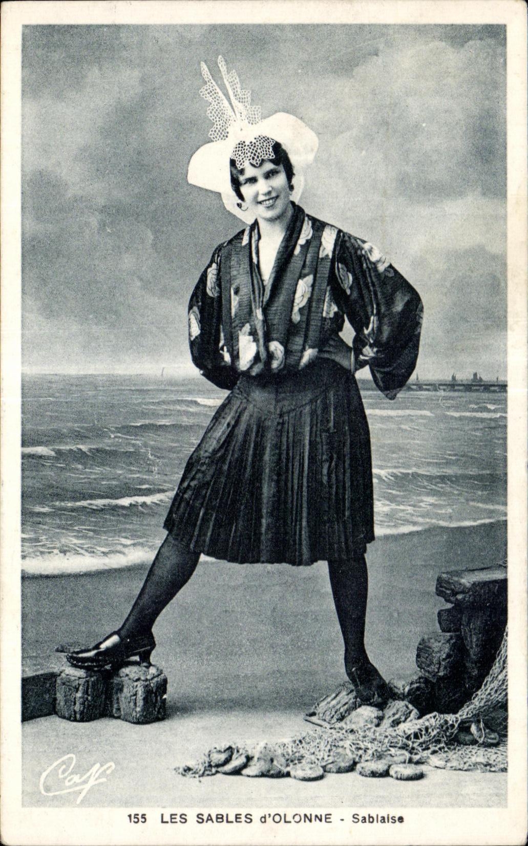 CPA Les Sables D olonne Femme Folklore Costume