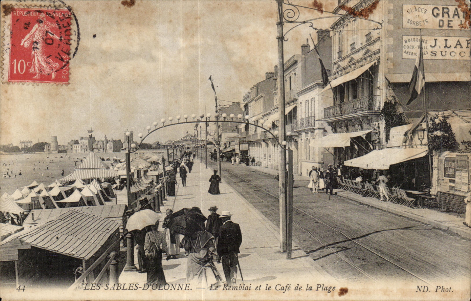 CPA Les Sables D olonne Le remblai et le cafe de la plage