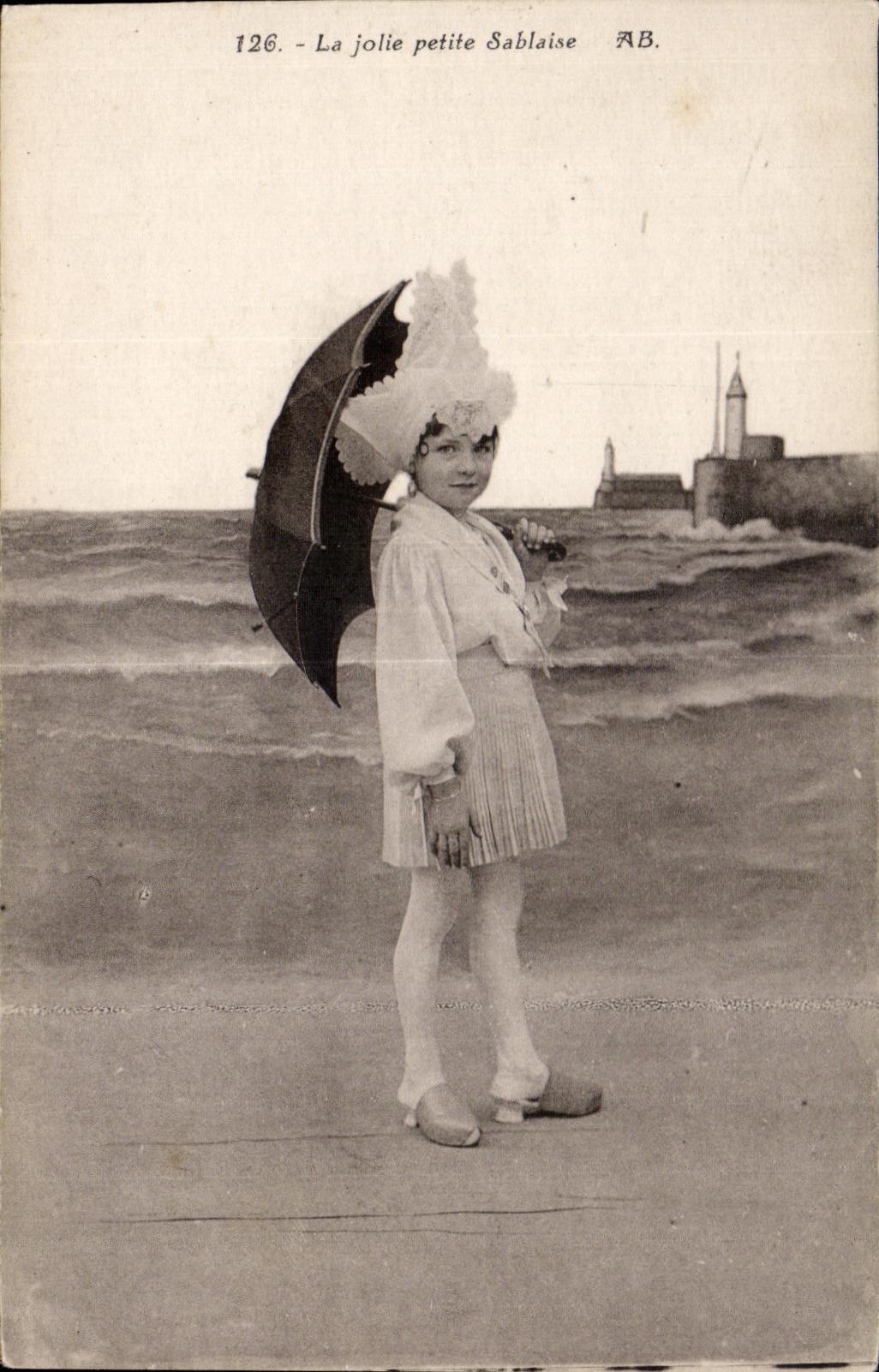 CPA Les Sables D olonne La jolie petite sablaise Folklore Costume Coiffe Enfant