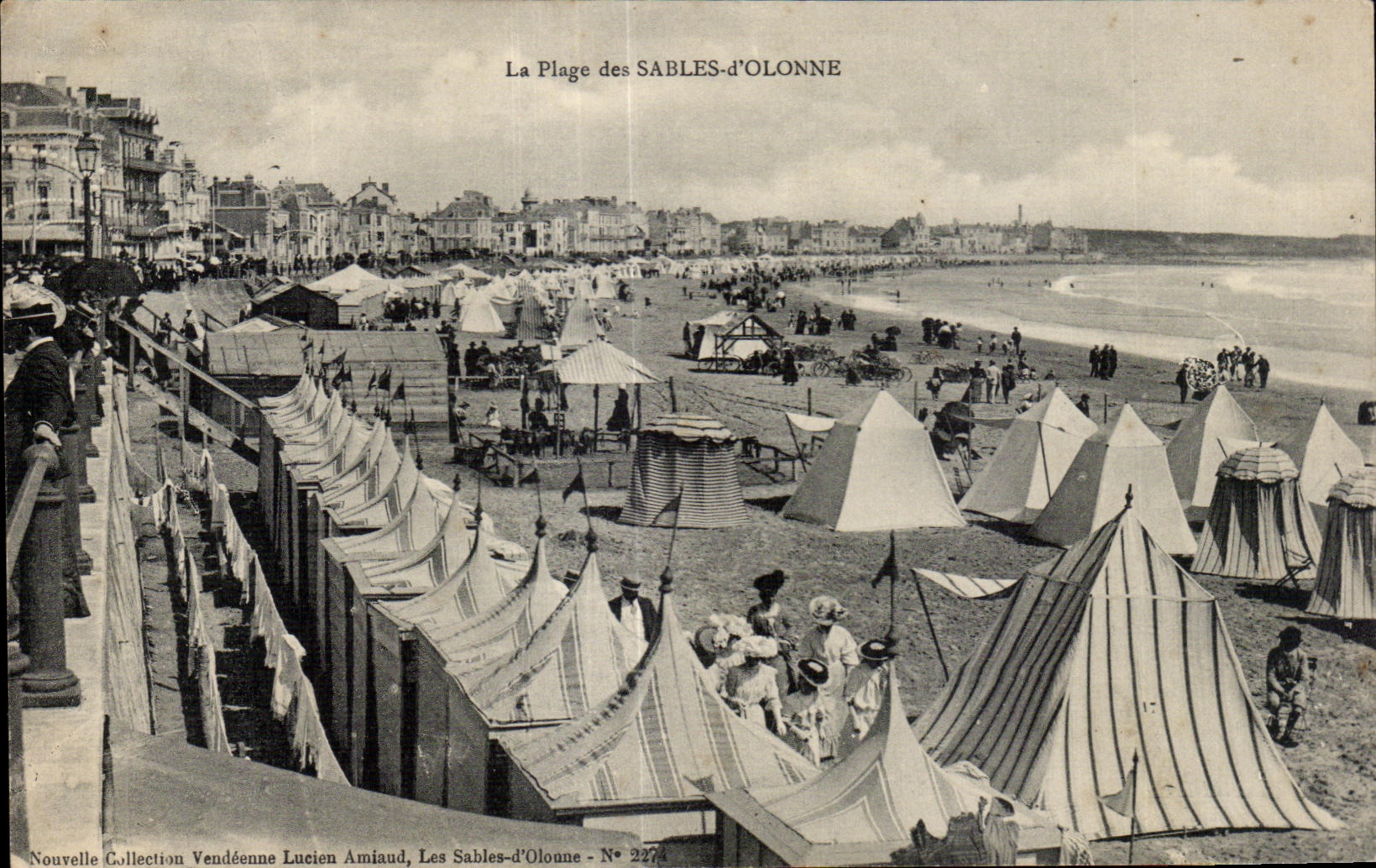 La Plage des SABLES-d'OLONNE — vue de la plage avec tentes et promenade — Nouvelle Collection Vendéenne Lucien Amiaud, Les Sables-d'Olonne - N° 2274