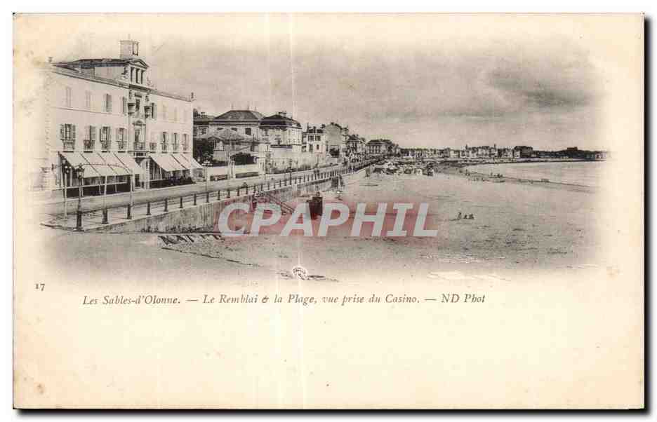 CPA Les Sables d Olonne Le remblai la plage vue prise du casino