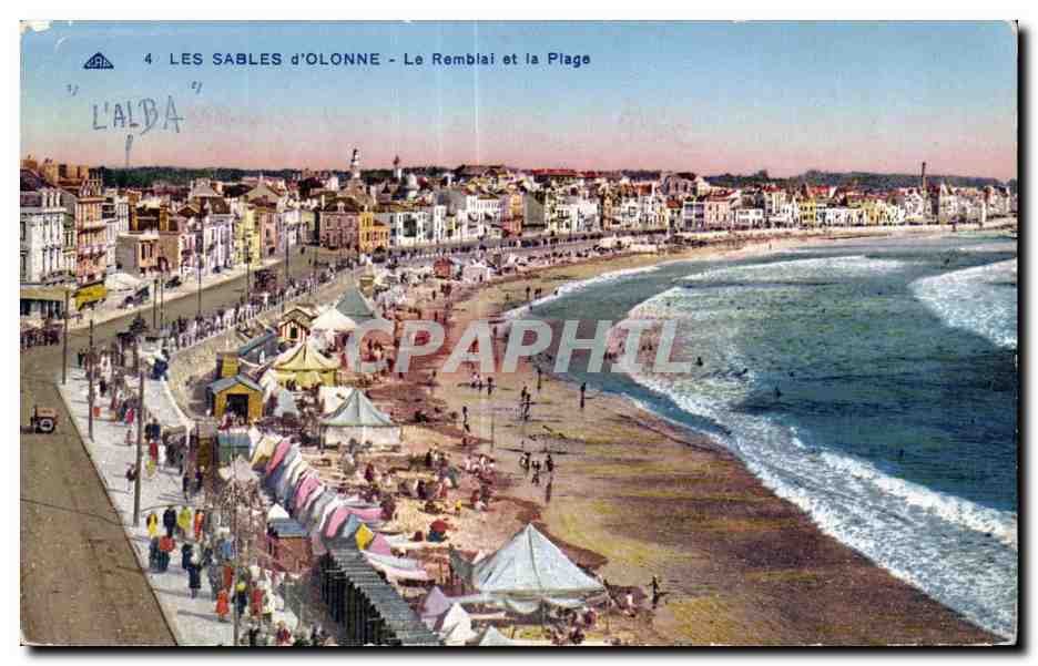 CPA Sables D olonne Le remblai et la plage