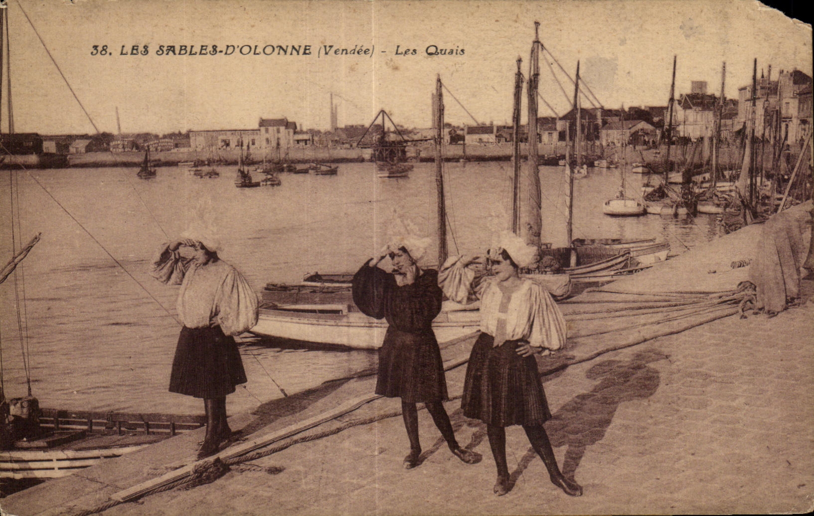 CPA Les Sables d Olonne Les sables d Olonne les quais Folklore Costume