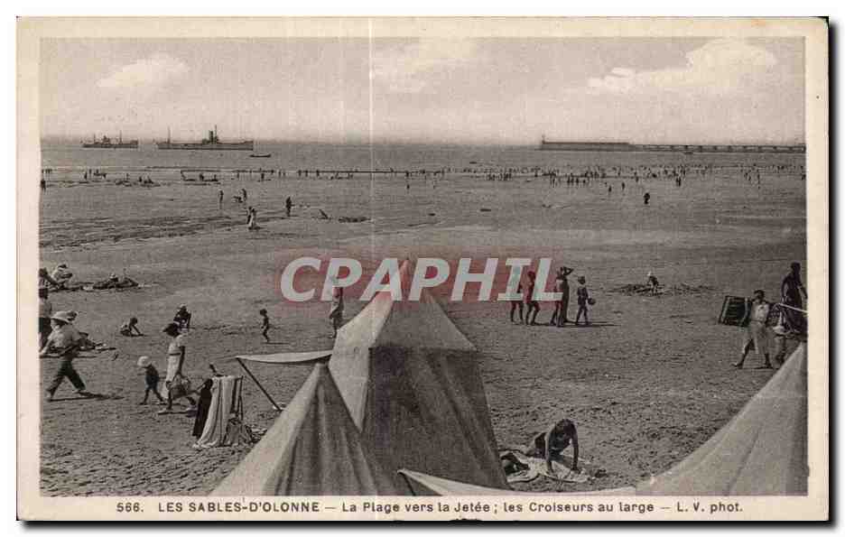 LES SABLES-D'OLONNE — La Plage vers la Jetée ; les Croiseurs au large — L.V. phot.