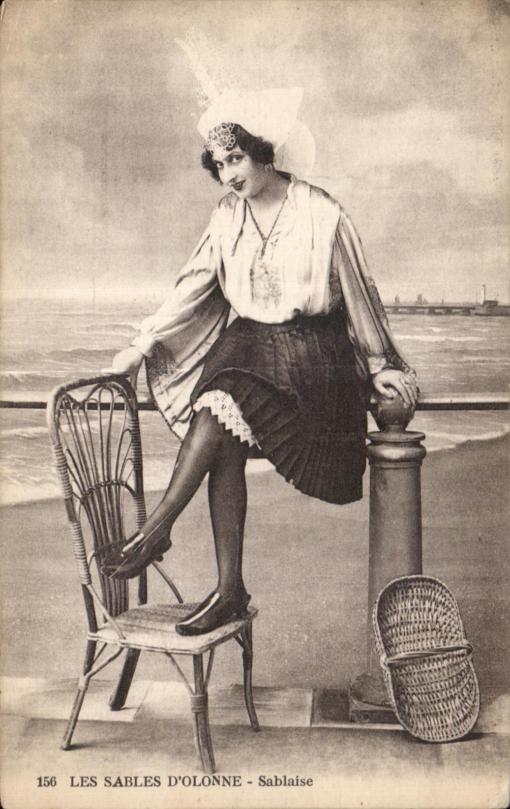 CPA Les sables d Olonne Folklore Costume