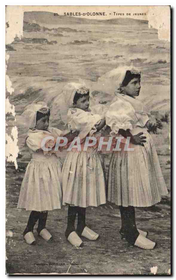 CPA Sables d Olonne types de jeunes Folklore Costume