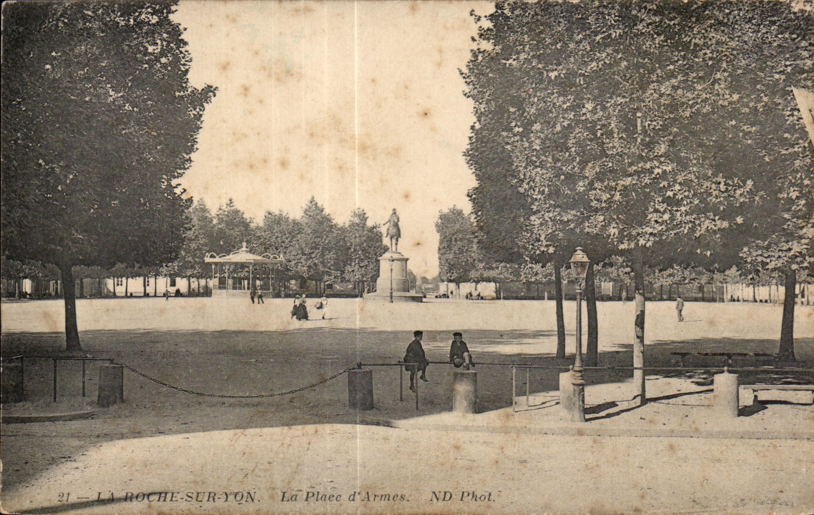 CPA La Roche sur Yon La place d Armes 