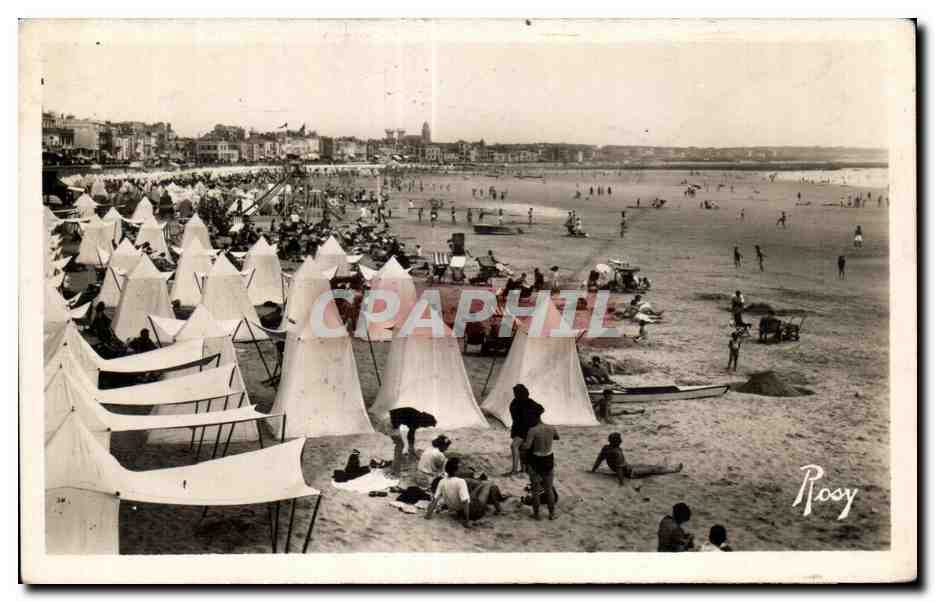 CPA Les sables d Olonne d Ensemble de la plage et du remblais